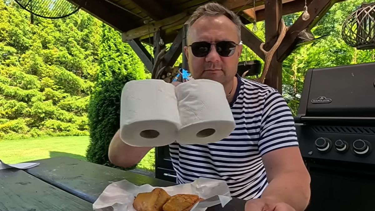 Youtuber Tomasz Strzelczyk kupił rybę w Ustce.