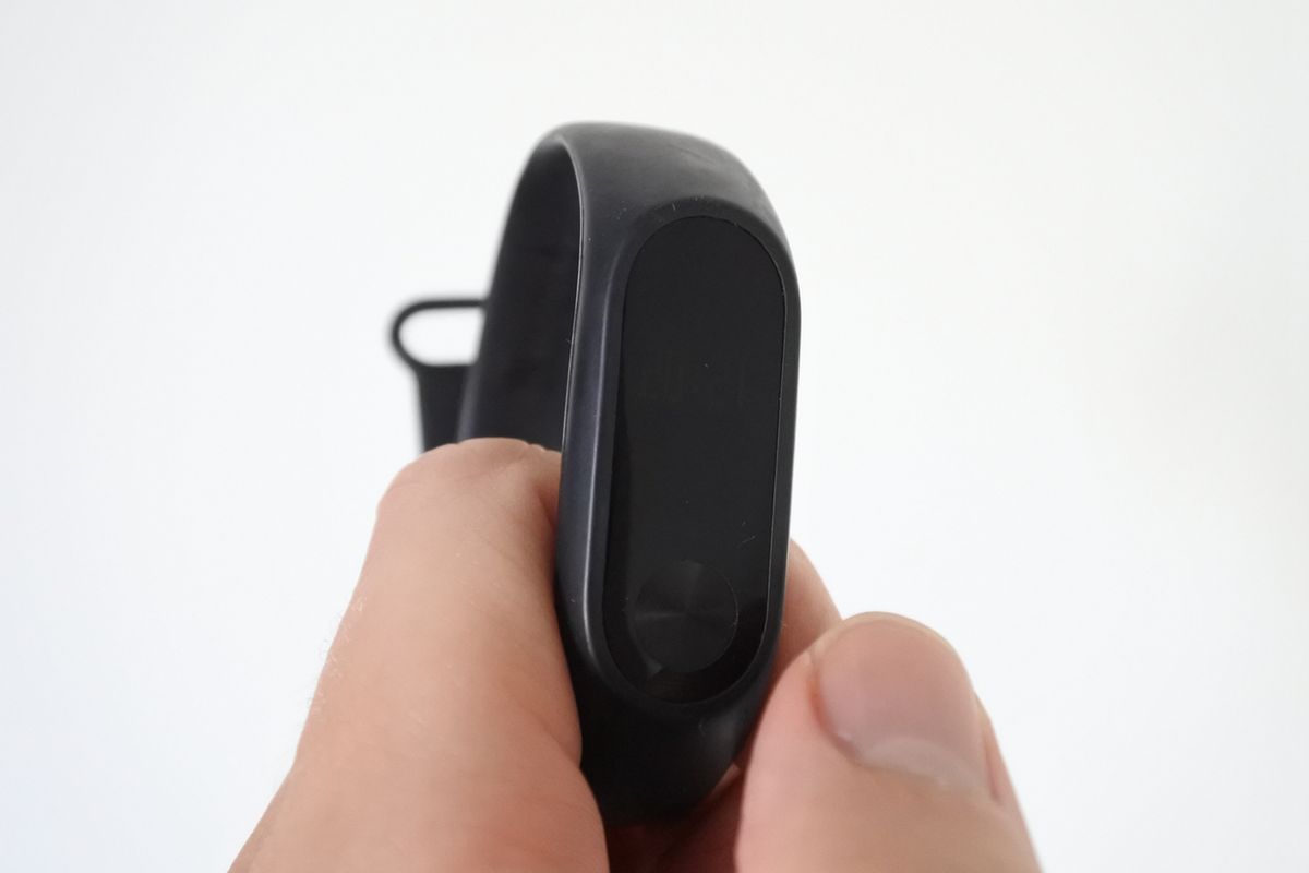 MiBand 2 pokazujący godzinę 20:21