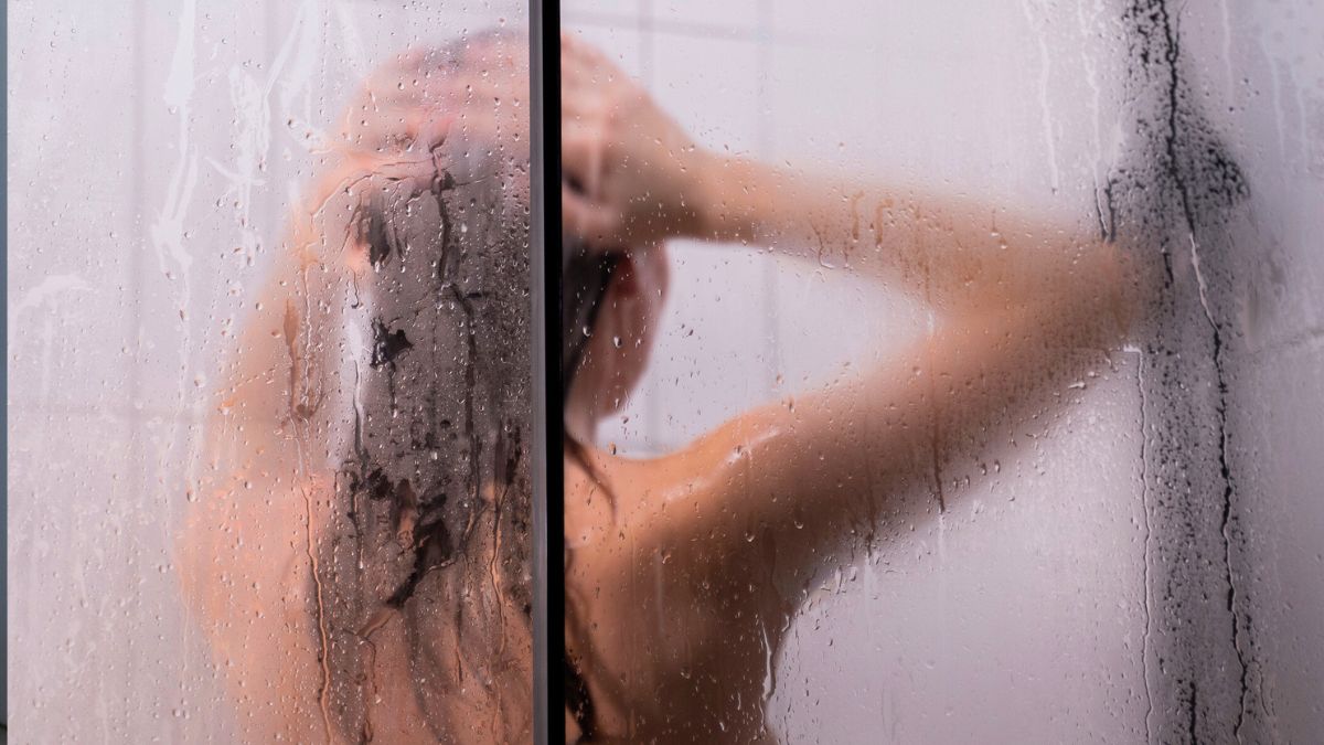 Kobieta bierze prysznic