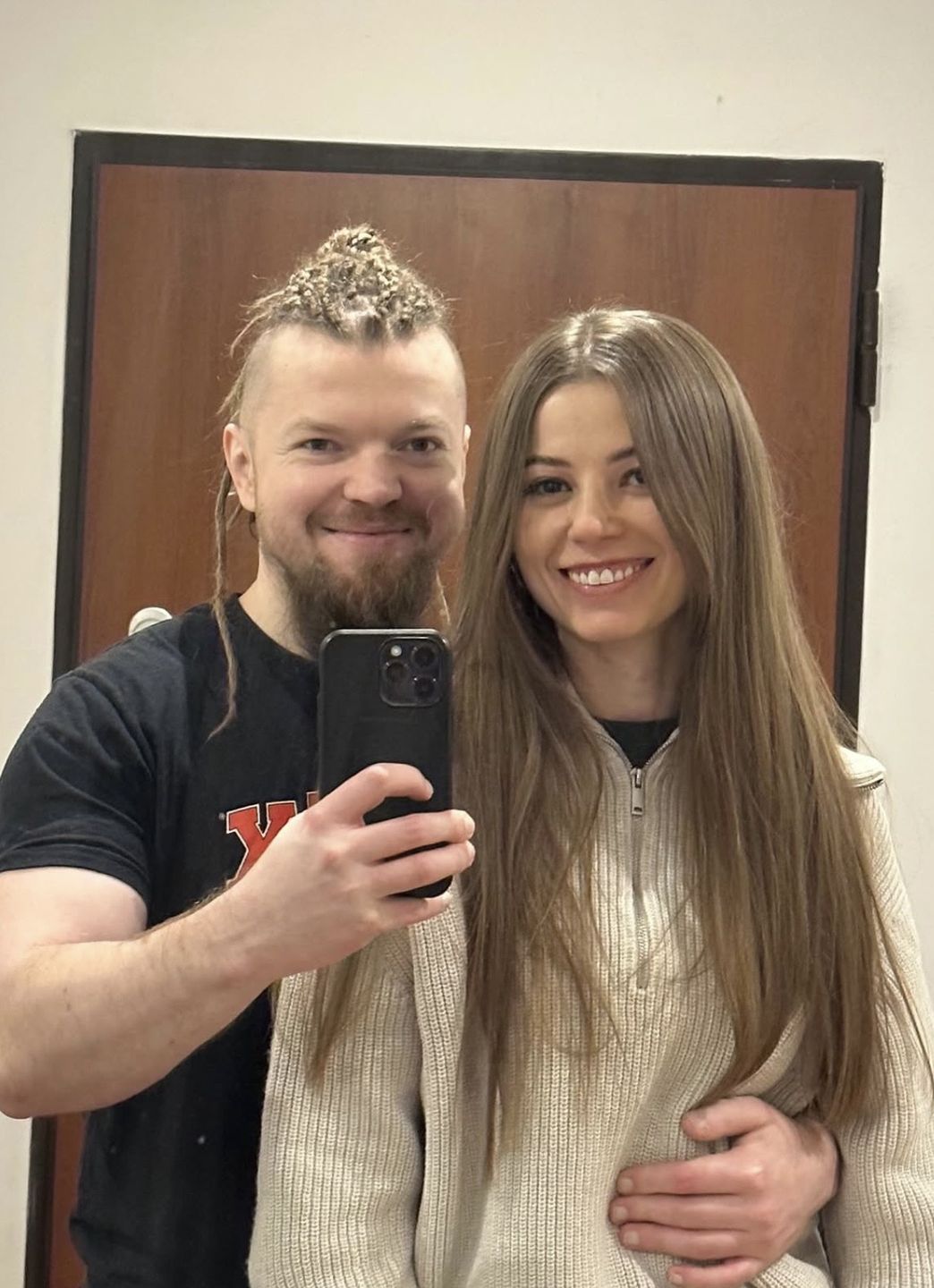 Sylwester Wardęga z ukochaną 