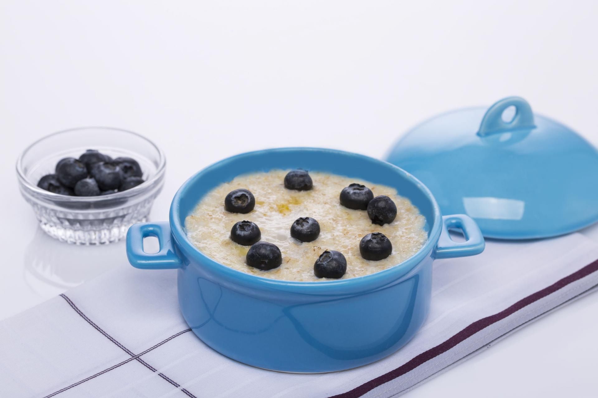 Ulubione owoce dodadzą do owsianki słodkiego akcentu i dostarczą dodatkowych witamin