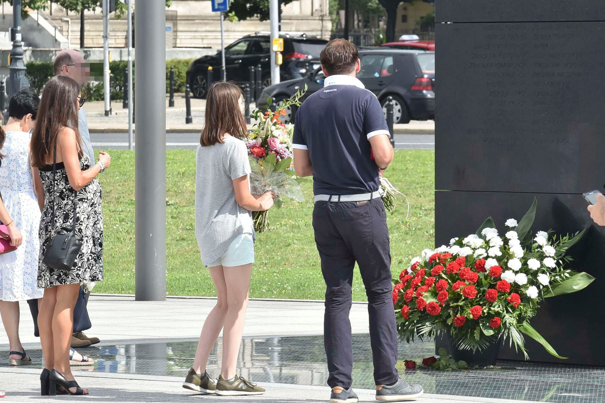 Marta Kaczyńska z mężem i córkami złożyła kwiaty przy pomniku ofiar katastrofy smoleńskiej