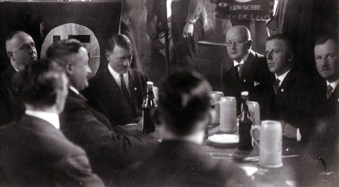 Hitler i jego świta