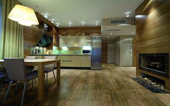 Drewno w kuchni? Naturalnie lub… winylowo