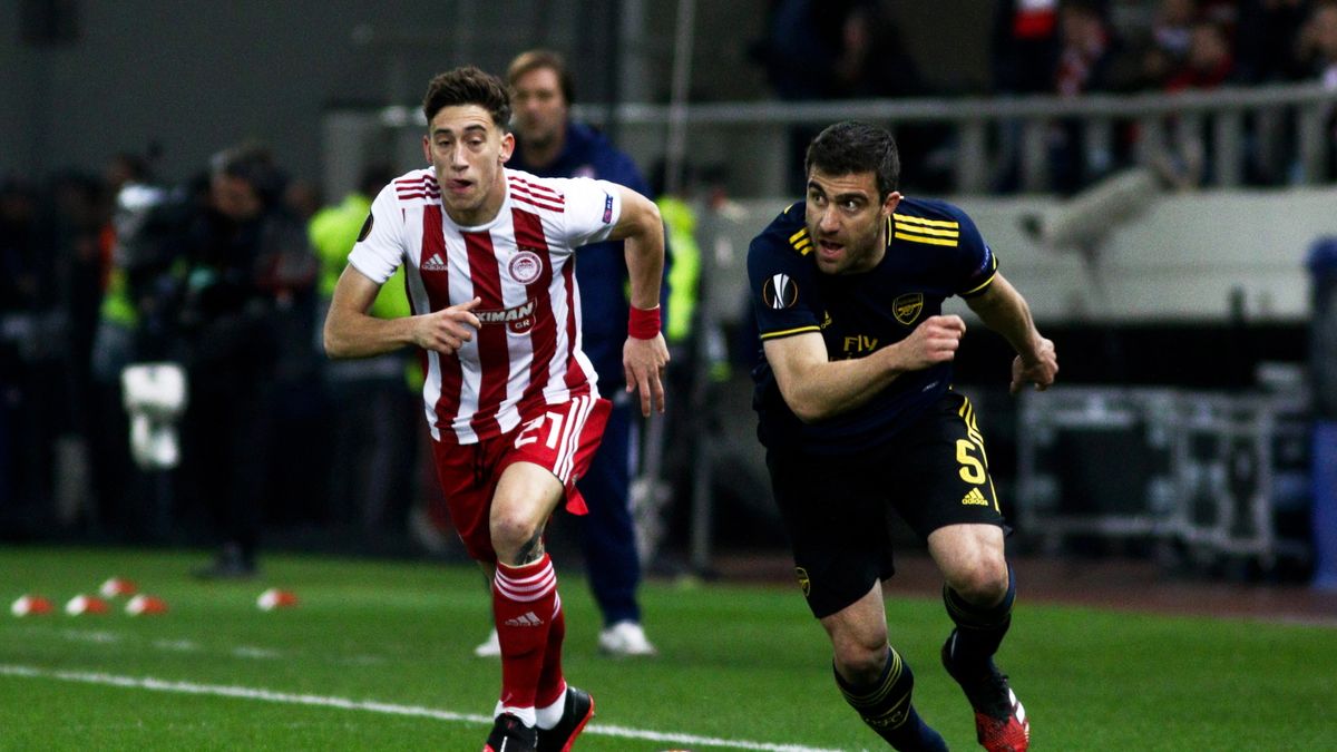 PAP/EPA / GEORGIA PANAGOPOULOU / Na zdjęciu: Kostas Tsimikas (z lewej) i Sokratis Papastathopoulos (z prawej)