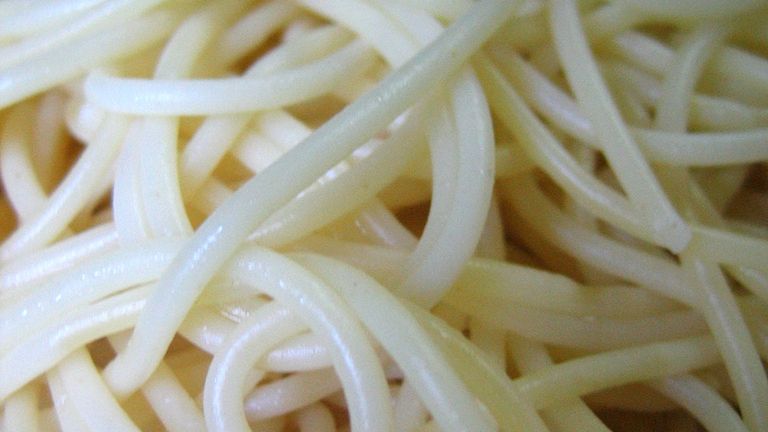 Ugotowany makaron z dodatkiem soli (wzbogacony)