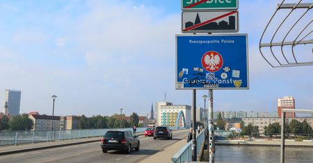 "Nie do ogarnięcia". Niemcy narzekają na ceny paliw u siebie i tankują w Polsce