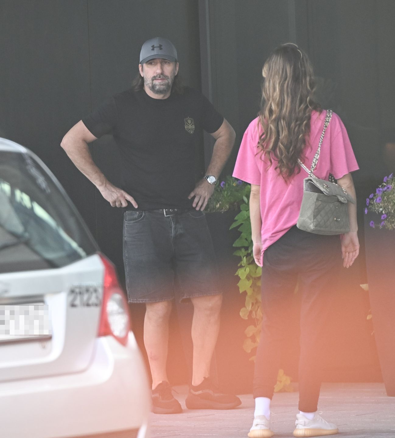 Tomasz Iwan sfotografowany z ukochaną. Dostał mandat