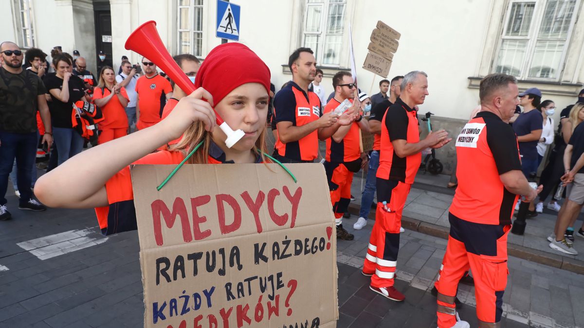 Warszawa, 11.09.2021. Przemarsz pracowników ochrony zdrowia ulicami Warszawy, 11 bm. Organizatorem protestu jest Komitet Protestacyjno-Strajkowy Pracowników Ochrony Zdrowia. (aldg) PAP/Tomasz Gzell