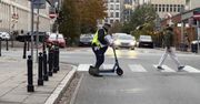 Warszawa: Wjechały hulajnogą na czerwonym świetle. Nastolatki w szpitalu