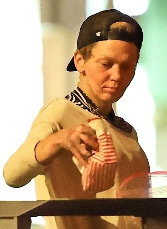 Loni Willison przeszukuje kubły na śmieci