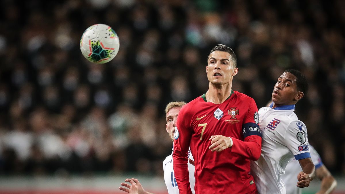 Na zdjęciu (na pierwszym planie): Cristiano Ronaldo (z lewej) i Leandro Barreira (z prawej)