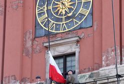 Polska flaga na Zamku Królewskim. W internecie wrze od komentarzy