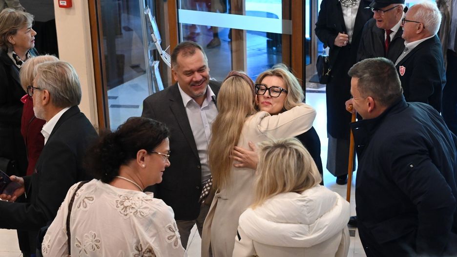 Jeszcze przed wejściem do Kieleckiego Centrum Kultury atmosfera była niezwykła. Absolwenci I Liceum imienia Stefana Żeromskiego w Kielcach serdecznie się witali, przytulali i żartowali, że niektórzy nie rozpoznają kolegów i koleżanek z klasy - czy to przez brak okularów, czy przez upływ lat.