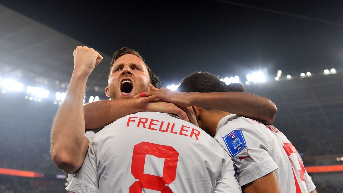 Szwajcarzy cieszą się z gola w meczu z Serbią