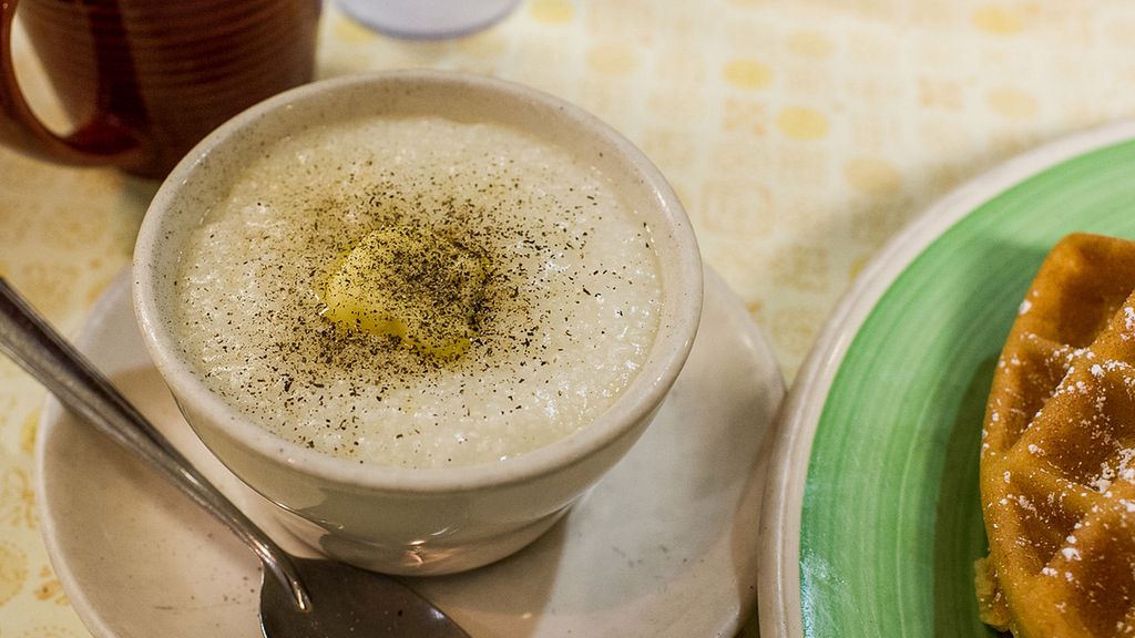 Kasza z białej kukurydzy z dodatkiem środków spulchniających i mąki pszennej (wzbogacona)