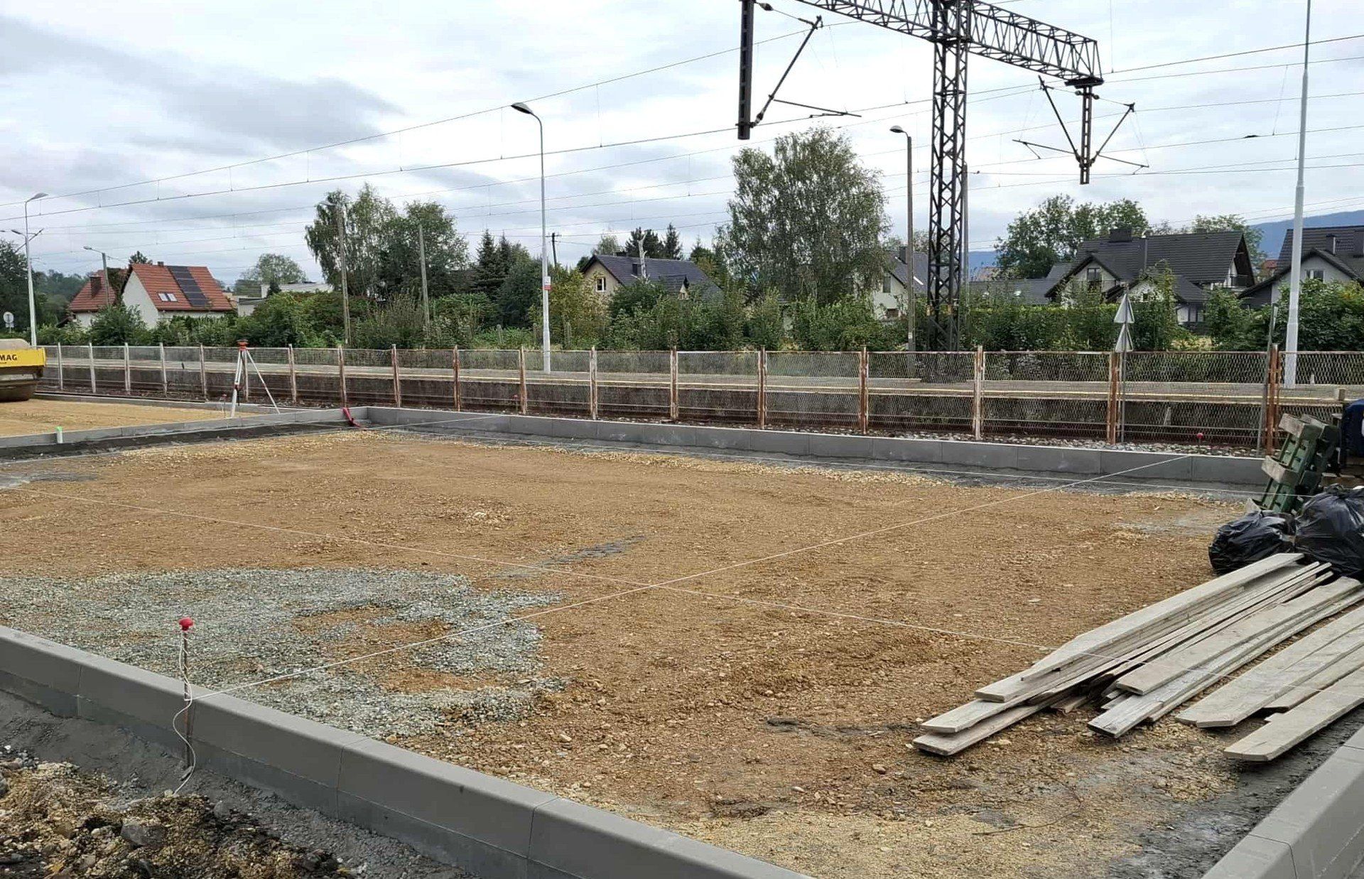 Nowy parking samochodowy w Kętach powstaje pomiędzy dworcami kolejowym i autobusowym.