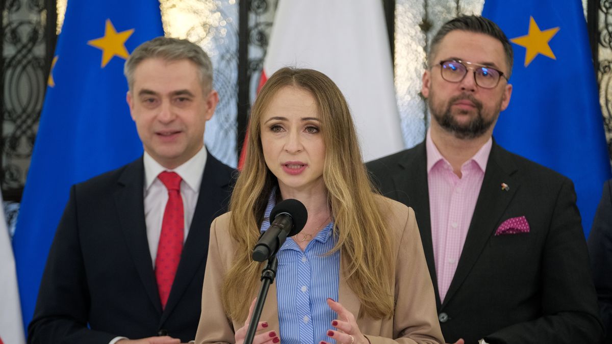 Warszawa, 22.03.2024. Wicepremier, minister cyfryzacji Krzysztof Gawkowski (L), wiceminister aktywów państwowych Marcin Kulasek (P) oraz minister rodziny i polityki społecznej Agnieszka Dziemianowicz-Bąk (C) podczas konferencji prasowej pt. "50 spraw Lewicy na 100 dni rządu" w Sejmie w Warszawie, 22 bm. (amb) PAP/Mateusz Marek