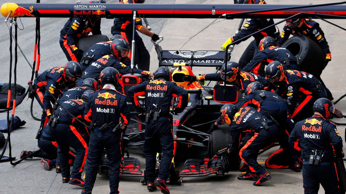 Max Verstappen podczas pit-stopu w Kanadzie