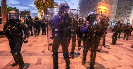 Francja w ogniu. "Boimy się wychodzić z domu"