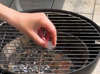 Tak odświeżysz grill po zimie. Bez chemii i szorowania