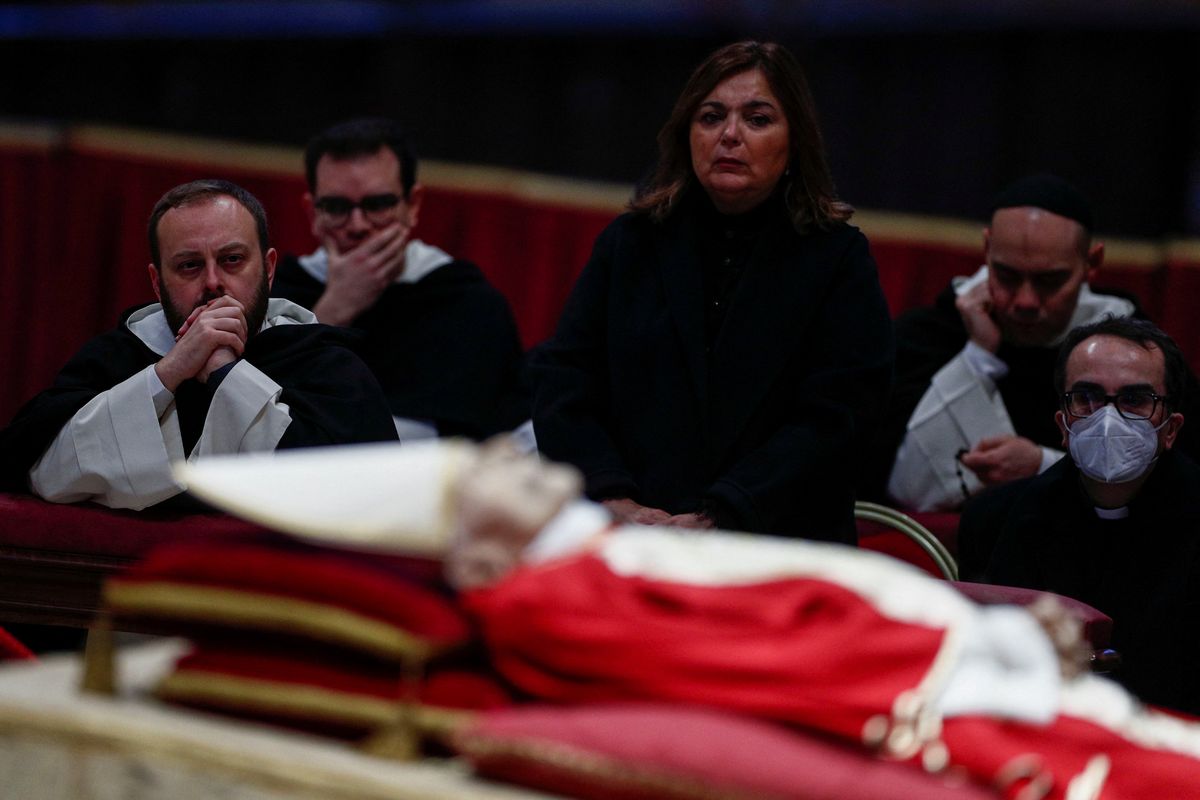 Ciało zmarłego Benedykta XVI zostało wystawione w bazylice watykańskiej