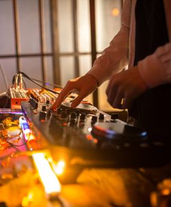 Dj na wesele czy może jednak zespół? A gdyby tak nie wybierać!