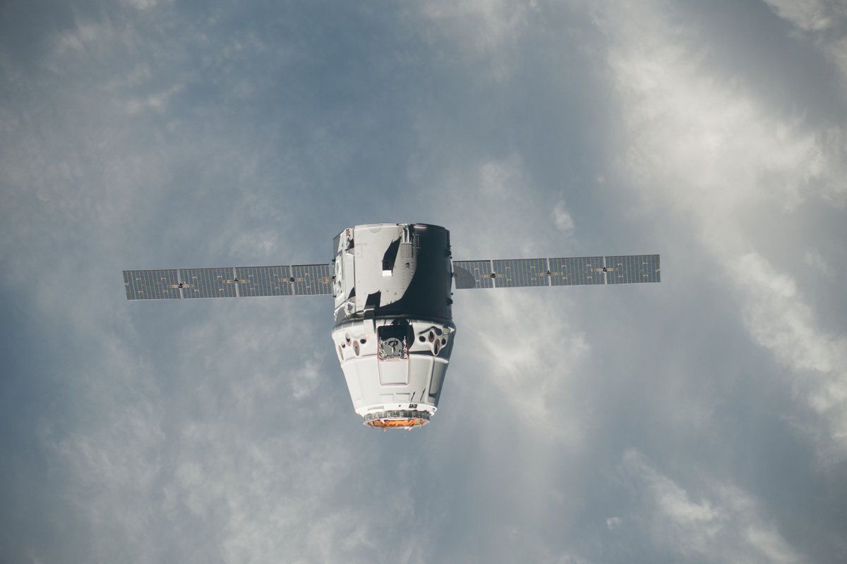 Mokre lądowanie smoka. SpaceX może świętować udaną misję 5