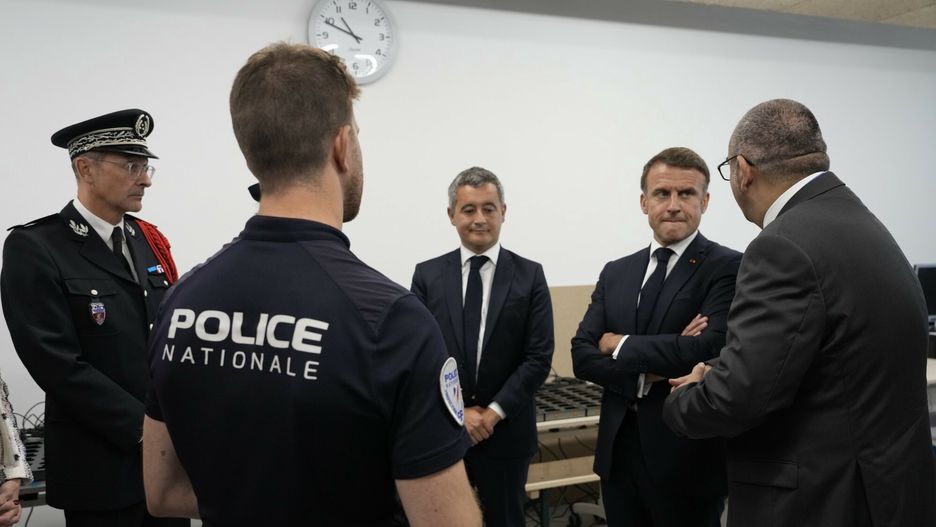 Prezydent Francji Emmanuel Macron, paryski prefekt policji Laurent Nunez (po prawej) i szef MSW Gerald Darmanin