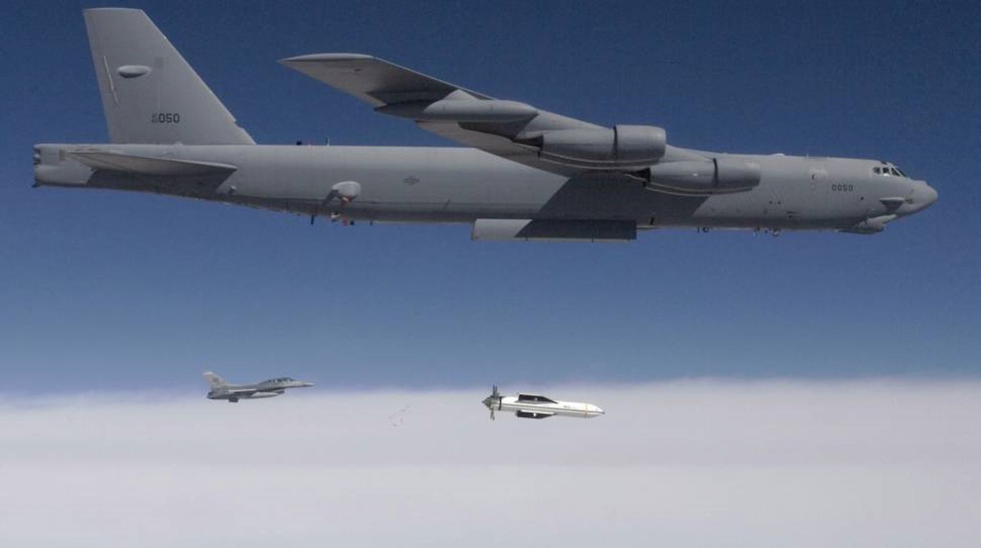 Zrzut bomby GBU-57 przez samolot B-52