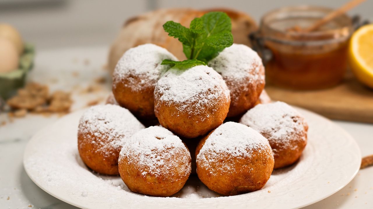 Nie wyrzucaj czerstwego pieczywa. Zrób z niego obłędne pączki z serowym nadzieniem