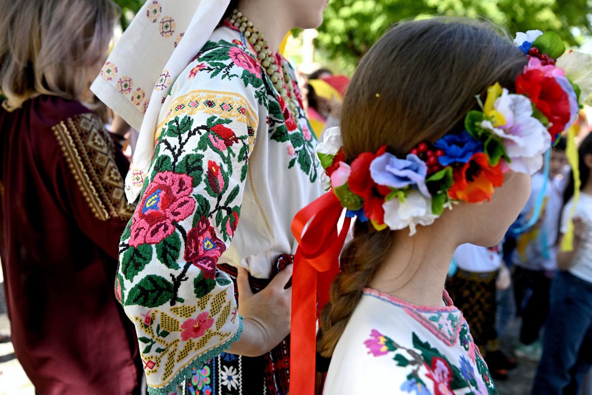 Przemyśl, 19.05.2022. Uczniowie Zespołu Szkół Ogólnokształcących nr 2 im. Markiana Szaszkewicza w Przemyślu podczas obchodów �Dnia wyszywanki� na Rynku w Przemyślu, 19 bm. Wyszywanka to wywodząca się z kultury ludowej, tradycyjna ukraińska koszula. Wśród uczestników spotkania byli również uchodźcy z Ukrainy. (sko) PAP/Darek Delmanowicz