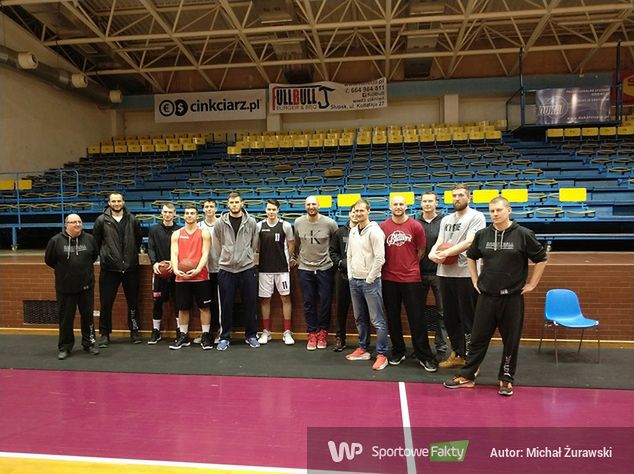 Koszykarze oraz sztab szkoleniowy Czarnych Słupsk po raz ostatni razem