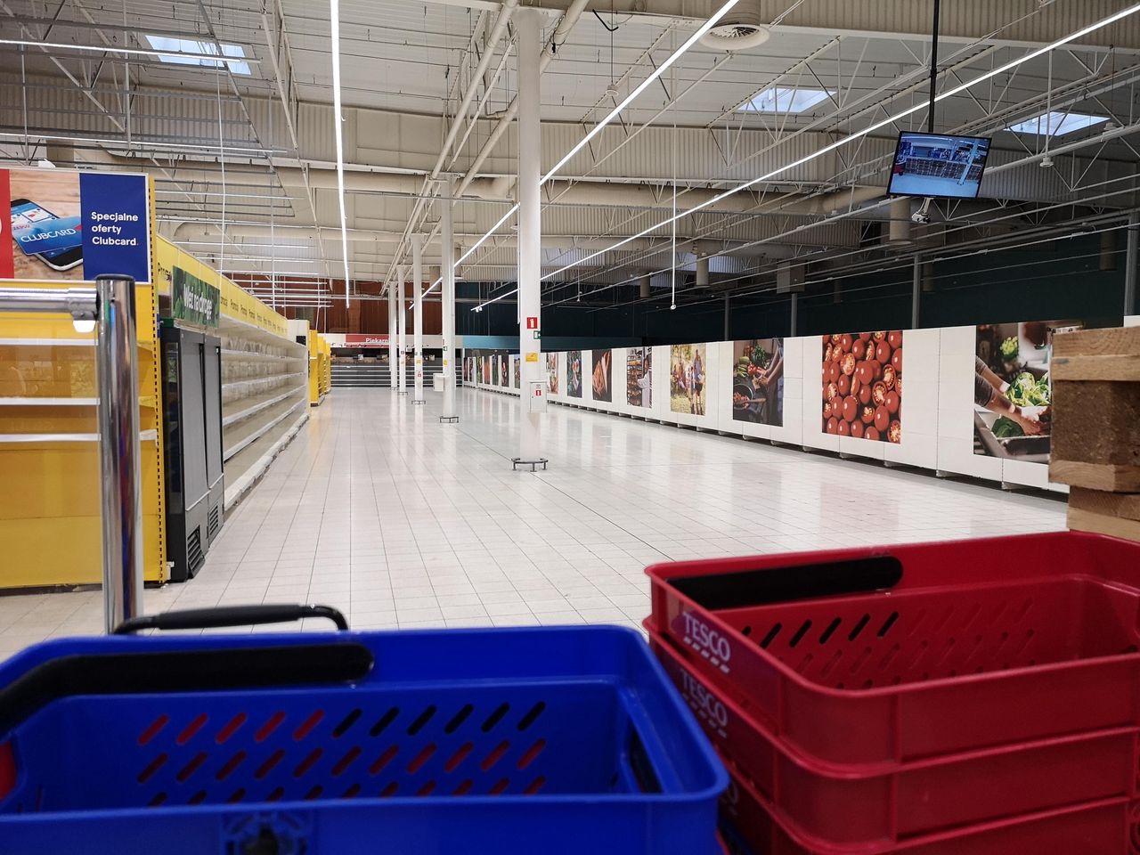 Pas rdzy między salonami Porsche i Lamborghini. Po Tesco został szyld i kafelki