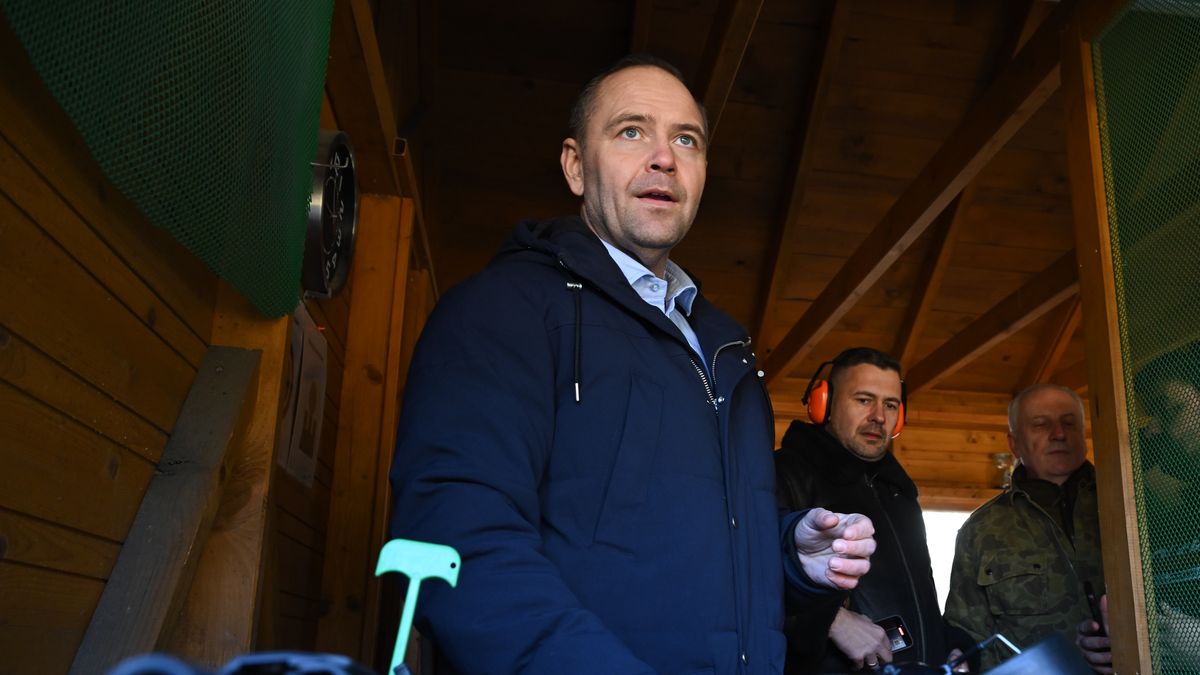 Lublewo Gdańskie, 10.02.2025. Wybory Prezydenta RP 2025 - kampania. Kandydat Komitetu Obywatelskiego w wyborach na prezydenta RP popierany przez Prawo i Sprawiedliwość, prezes Instytutu Pamięci Narodowej Karol Nawrocki (L) podczas spotkania ze strzelcami i Bractwem Kurkowym na strzelnicy Czapla w Lublewie Gdańskim, 10 bm. (jm) PAP/Adam Warżawa