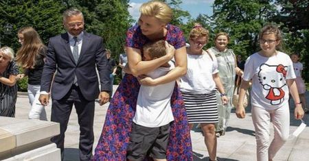 Agata Duda zachwyciła wyglądem. Taką sukienkę kupicie za grosze