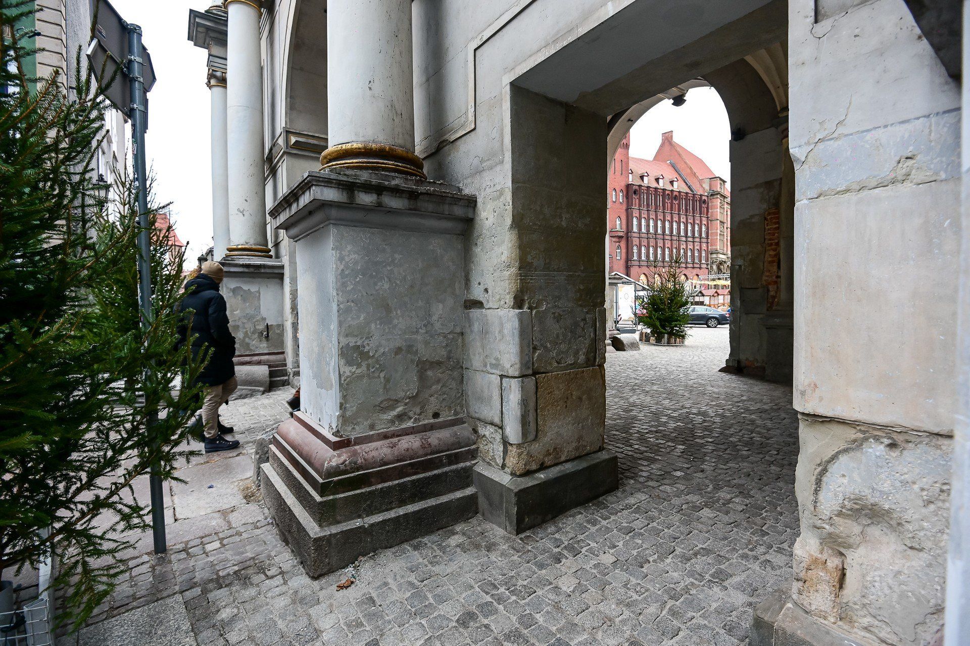 Mieszkańcy i turyści zaskoczeni &#34;nowym&#34; wyglądem słynnej Złotej Bramy w Gdańsku