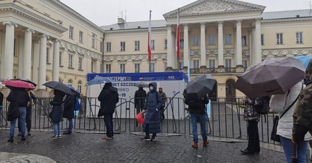 Szczepienia bez zapisów. Tłumy chętnych mimo ulewnego deszczu