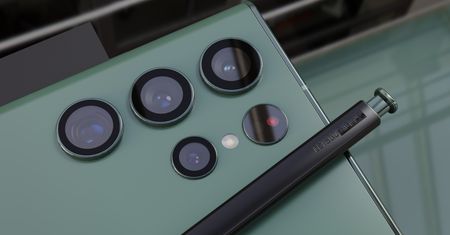 Samsungi z linii Galaxy S23 ujawnione. Oficjalne grafiki wyciekły do sieci