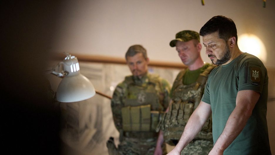 Ukraina - archTOPSHOT - This handout picture taken and released by the Ukrainian Presidential press service on July 8, 2022 shows Ukraine President Volodymyr Zelensky looking at a map during his visit to the position of the Ukrainian army in Dnipro region. (Photo by UKRAINIAN PRESIDENTIAL PRESS SERVICE / AFP) / RESTRICTED TO EDITORIAL USE - MANDATORY CREDIT "AFP PHOTO / UKRAINIAN PRESIDENTIAL PRESS SERVICE" - NO MARKETING NO ADVERTISING CAMPAIGNS - DISTRIBUTED AS A SERVICE TO CLIENTSSTR