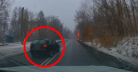 Skandaliczne zachowanie kierowcy Audi. Chwilę później przejechał tramwaj