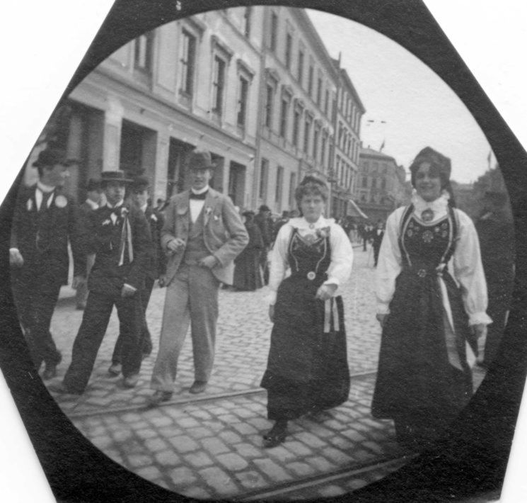 Carl Størmer robił zdjęcia z ukrycia w XIX wieku. Czy był pierwszym fotografem ulicznym? 9