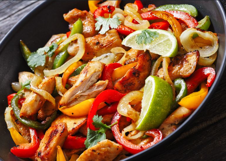 Na domówce stawiam ogromną miskę, a obok dokładam małe tortille. Ten meksykański klasyk to hit