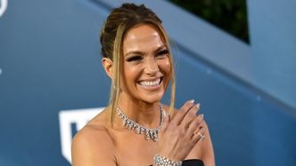 Jennifer Lopez prezentuje wdzięki w mocno wyciętym kostiumie. "Odkryłaś FONTANNĘ MŁODOŚCI" (FOTO)