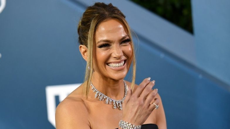 Jennifer Lopez prezentuje wdzięki w mocno wyciętym kostiumie. "Odkryłaś FONTANNĘ MŁODOŚCI" (FOTO)