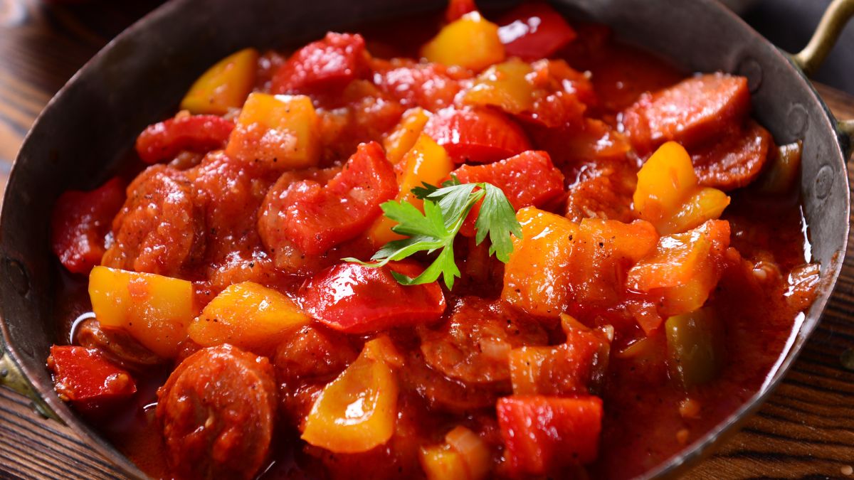 Tradycyjne węgierskie leczo wzbogaca konkretna mięsna wkładka