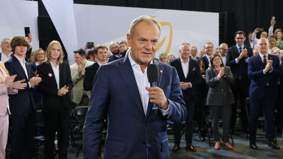 Warszawa, 12.10.2024. Premier Donald Tusk (C) przemawia podczas konwencji Koalicji Obywatelskiej w Hali Sportowej OSIR w Warszawie, 12 bm. Podczas połączonego z Radą Krajową PO wydarzenia premier Donald Tusk ma ogłosić wieloletnią strategię migracyjną Polski. (jm) PAP/Paweł Supernak