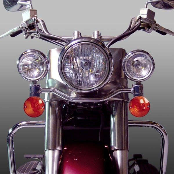 W sprzedaży jest bardzo dużo różnego rodzaju zestawów dodatkowego oświetlenia typu lightbar dla motocykli, jednakże jego montaż w większości krajów europejskich (w odróżnieniu np. od USA) napotyka na bariery prawne, nawet w przypadku lamp z homologacją. Najbardziej legalnym rozwiązaniem jest aktualnie montaż dodatkowych halogenów z homologacją typy B lub F3.