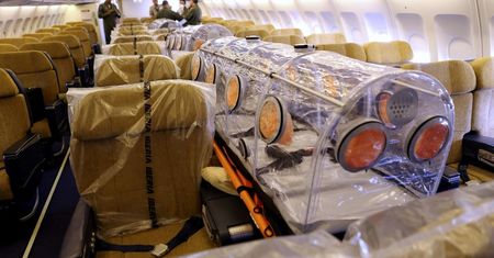 Wirus ebola. Eksperci: oficjalny transport osób zakażonych nikomu nie zagraża