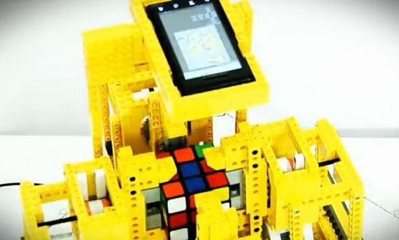 Człowiek vs Motorola Milestone - kto szybciej ułoży kostkę Rubika?